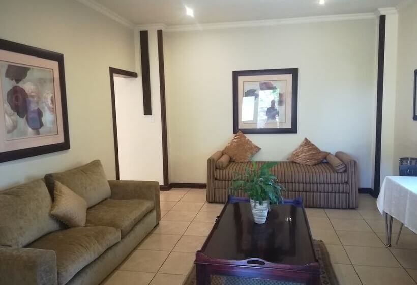 צימר The Moon And Sixpence Garden Guest House