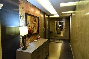 Crown Royal Hotel Tyr