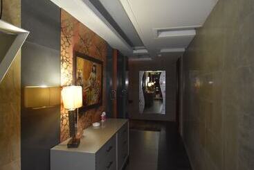 Crown Royal Hotel Tyr