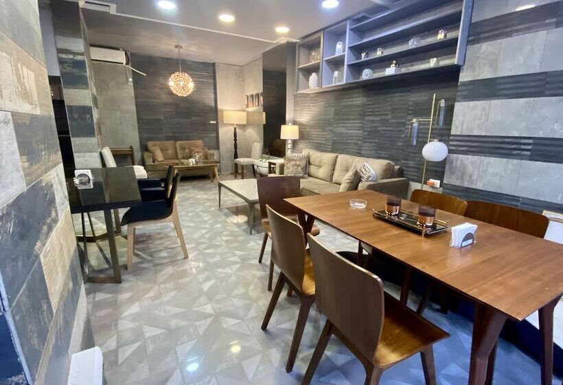 Crown Royal Hotel Tyr