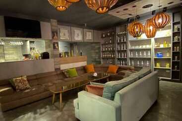 Crown Royal Hotel Tyr