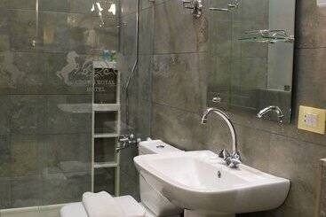 Crown Royal Hotel Tyr