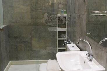 Crown Royal Hotel Tyr