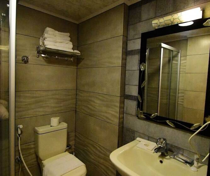 Crown Royal Hotel Tyr