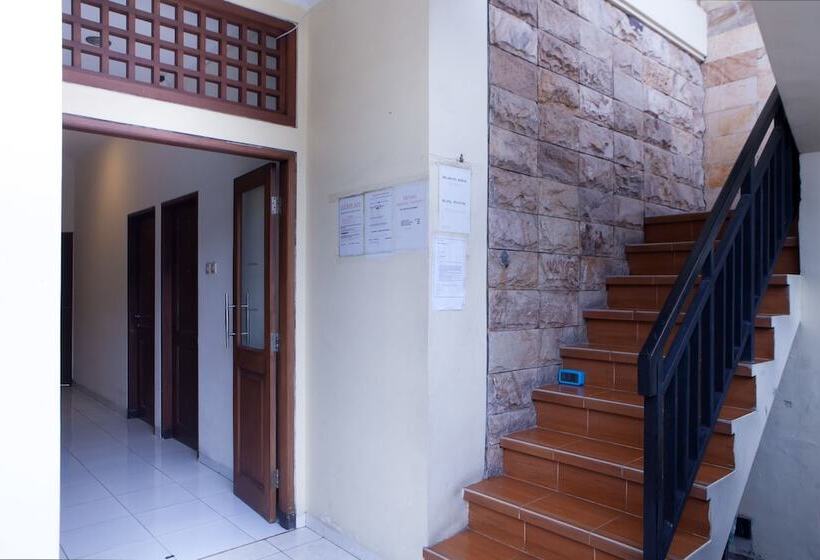 پانسیون Reddoorz @ Genteng Surabaya