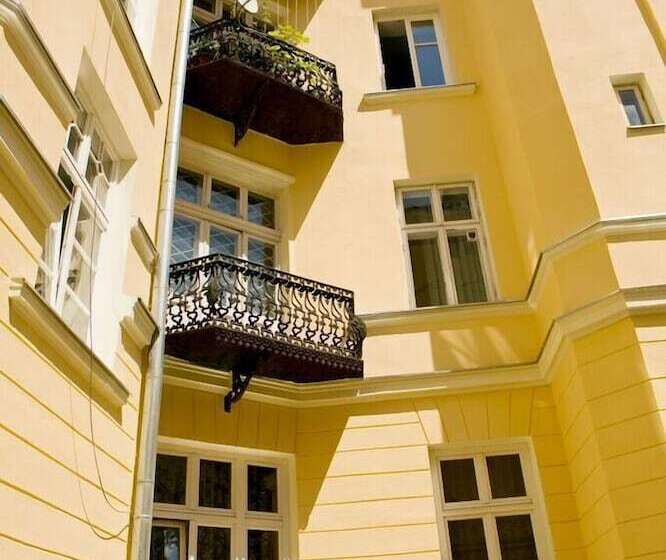 پانسیون Hoża Apartments And Rooms