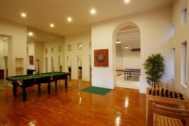 هتل Waterfront Suites Phuket By Centara