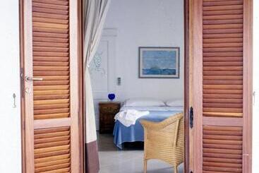 مسافرخانه Resort Villa Lydia
