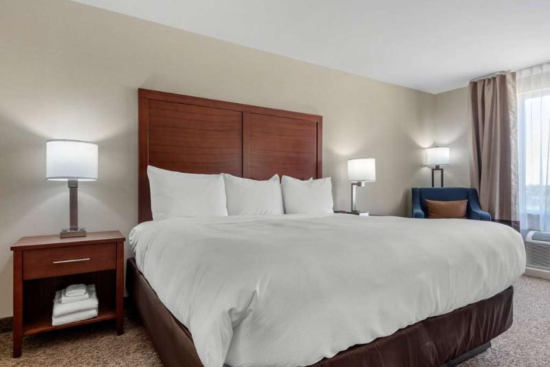 هتل Comfort Inn & Suites