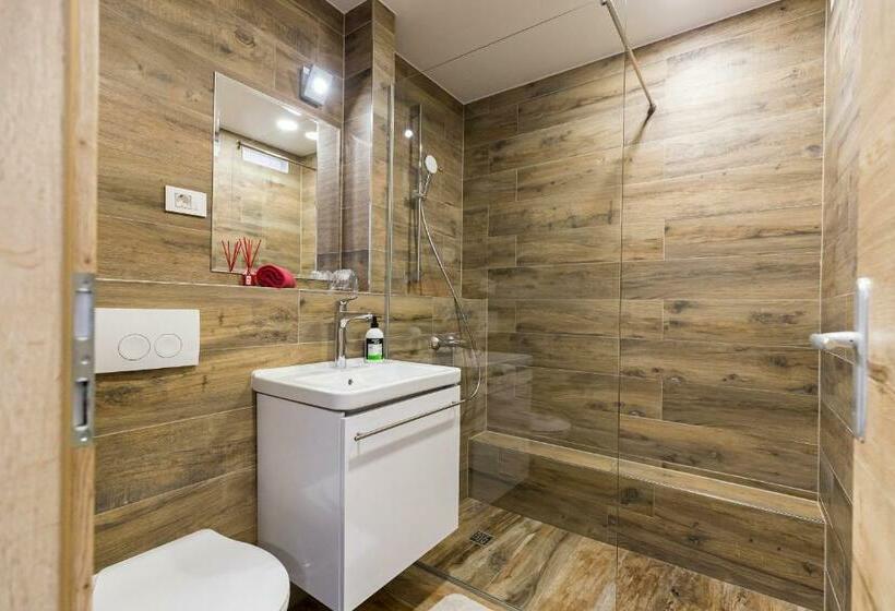 پانسیون Apinelo Tower Rooms