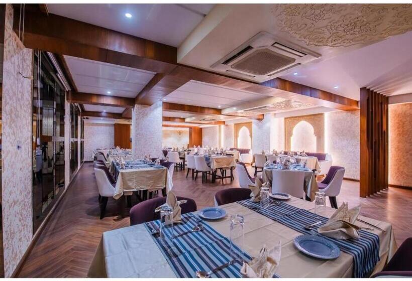 فندق Grand Dhillon