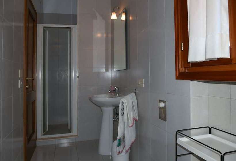 فندق ريفى Residence Le Veneri