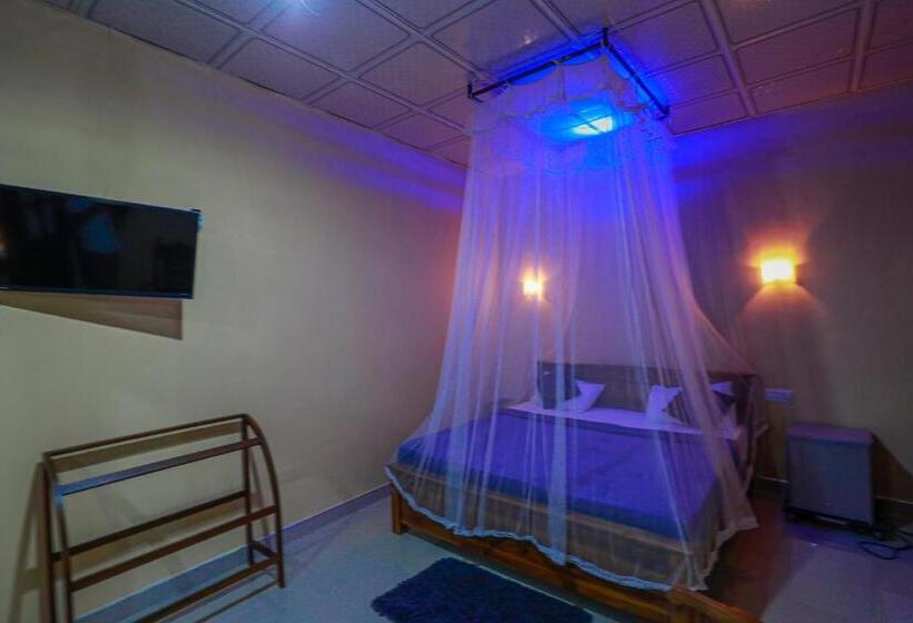 Pensión Zircon Ella