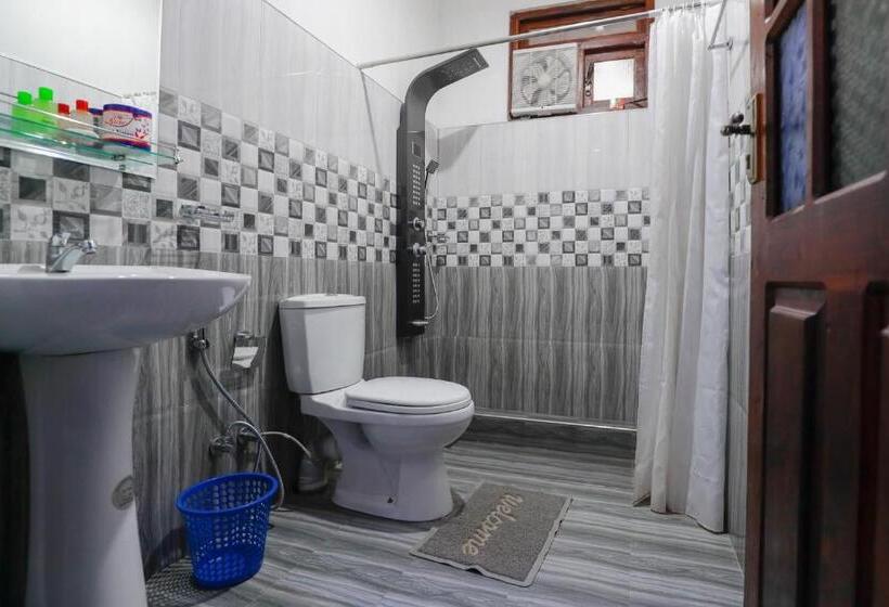 Pensión Zircon Ella