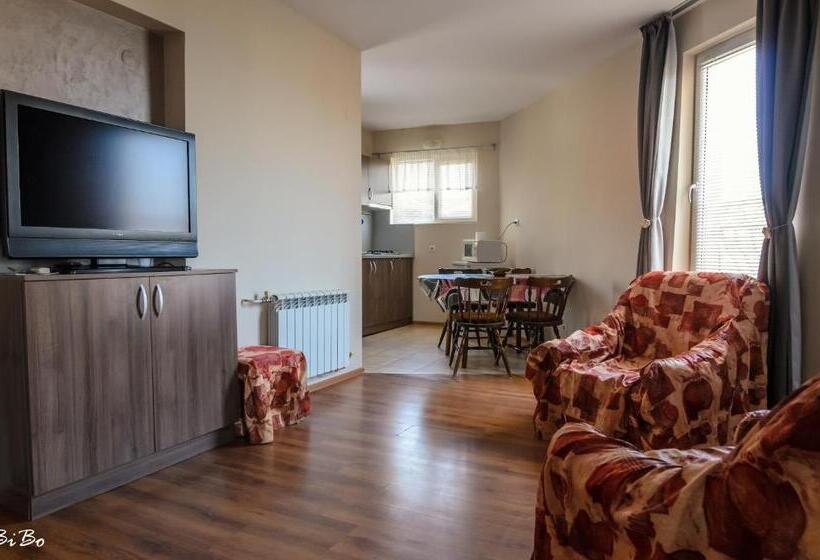 Dom Mladenovi B&b