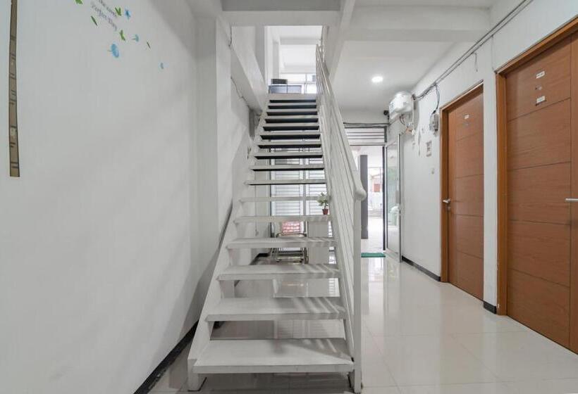 Отель Reddoorz Syariah Near Regol Park Bandung
