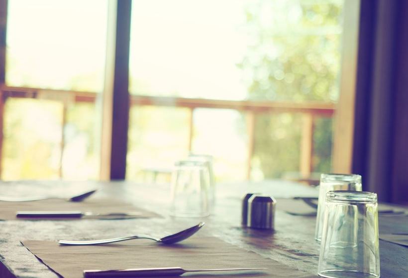 هاستل The Palm Komodo