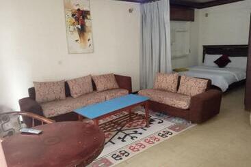 تختخواب و صبحانه Lucy Guest House