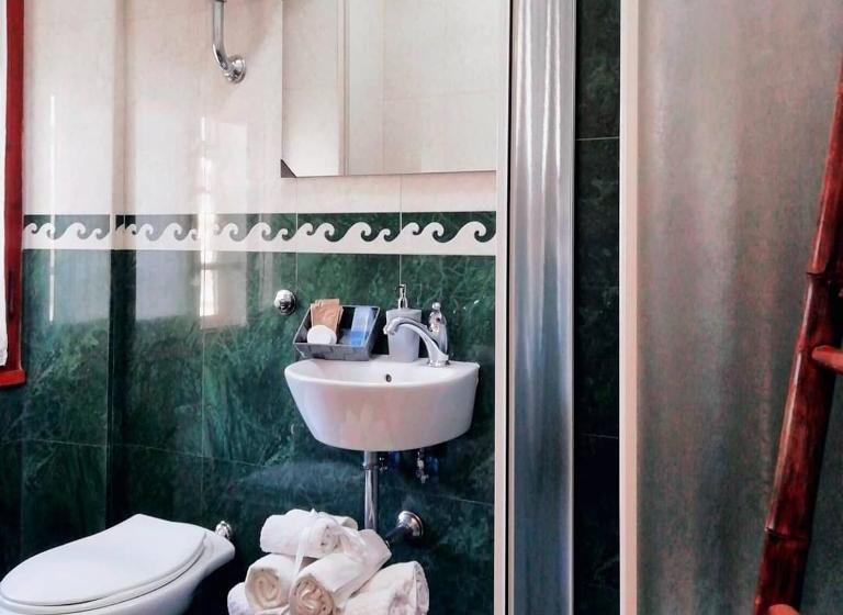 تختخواب و صبحانه Big Fish Alghero Guesthouse
