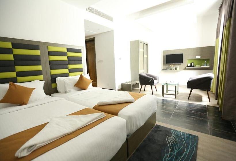 هتل Jump In & Out