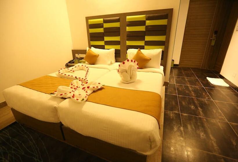 هتل Jump In & Out