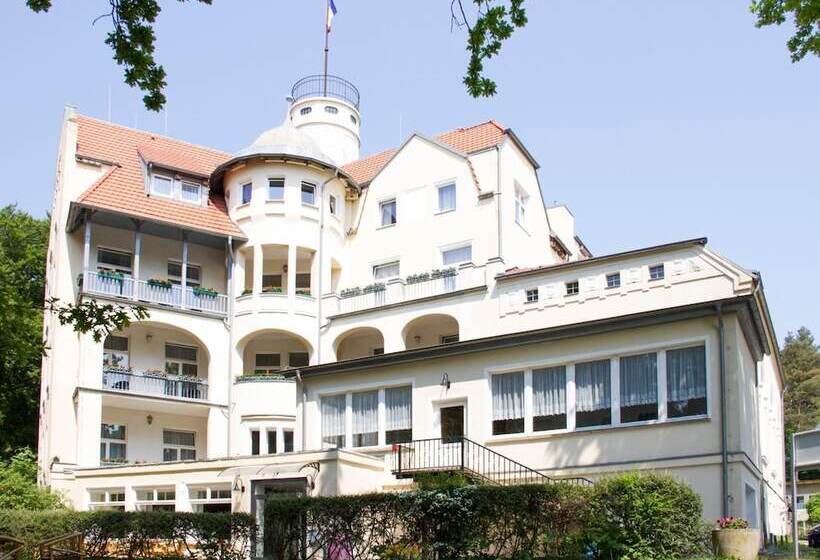 هتل Waldschloss Parow