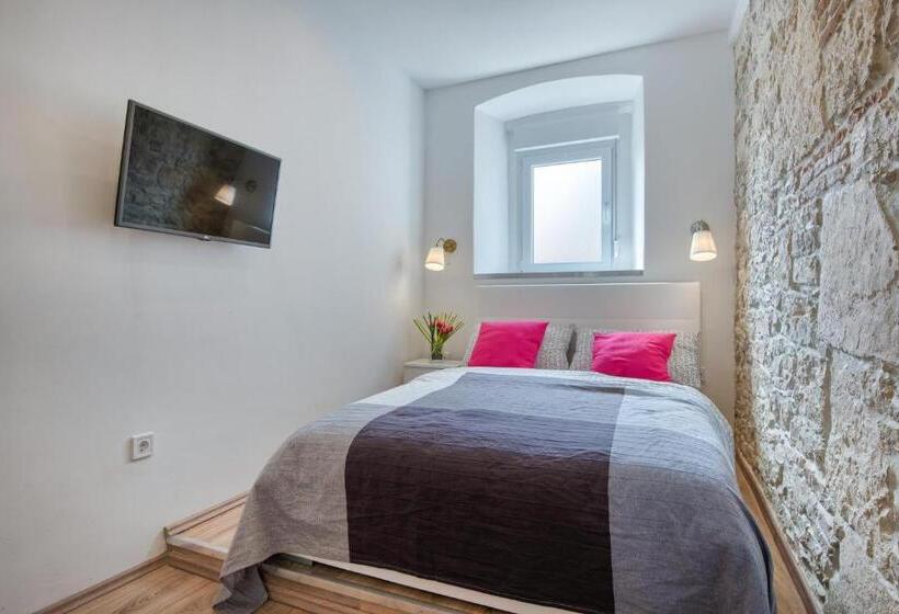 Top Center Rooms & Studio