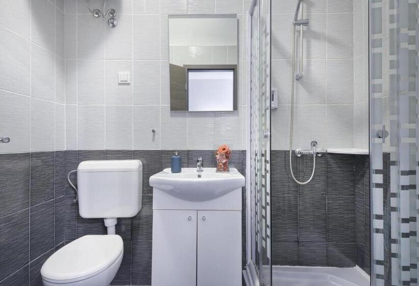 Top Center Rooms & Studio
