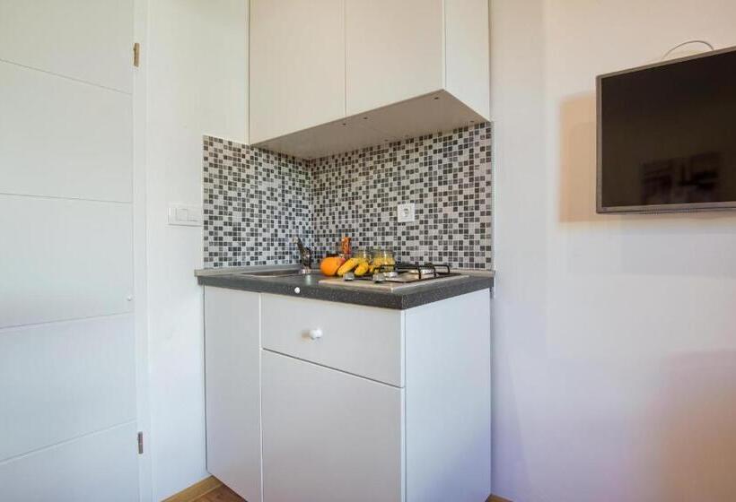 Top Center Rooms & Studio