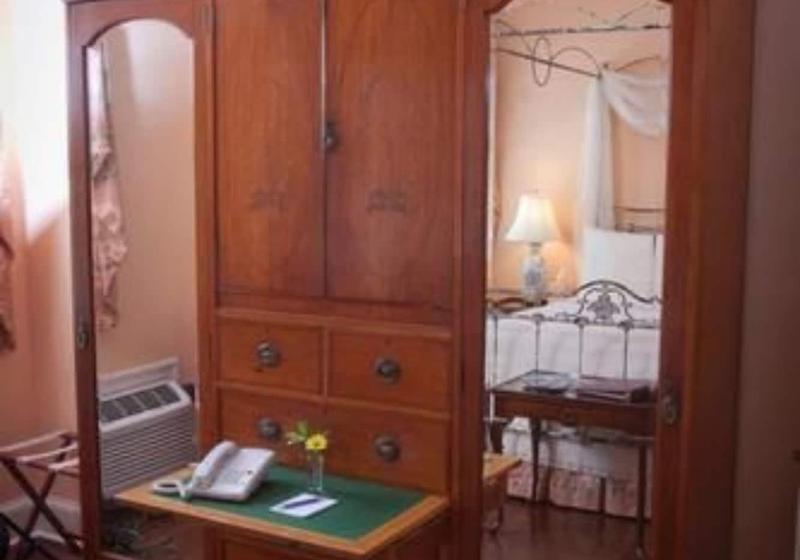 هتل 1842 Inn
