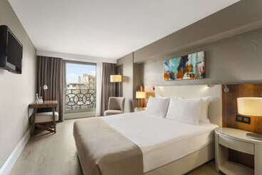 فندق Ramada By Wyndham Istanbul Grand Bazaar