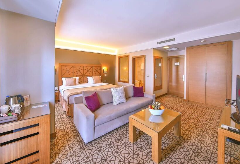 Отель Ramada By Wyndham Istanbul Taksim