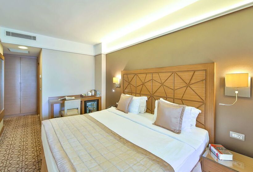 Отель Ramada By Wyndham Istanbul Taksim