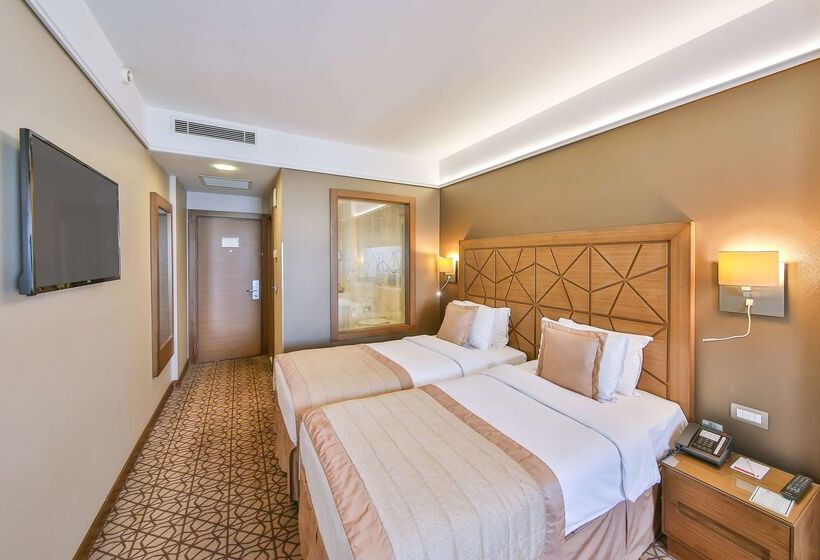 Отель Ramada By Wyndham Istanbul Taksim