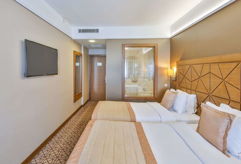 Отель Ramada By Wyndham Istanbul Taksim