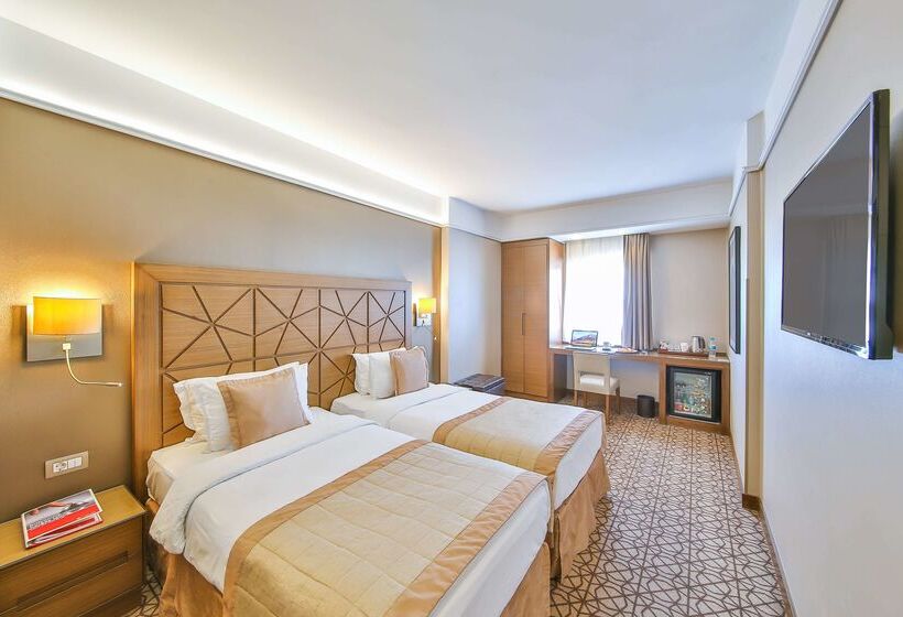 Отель Ramada By Wyndham Istanbul Taksim