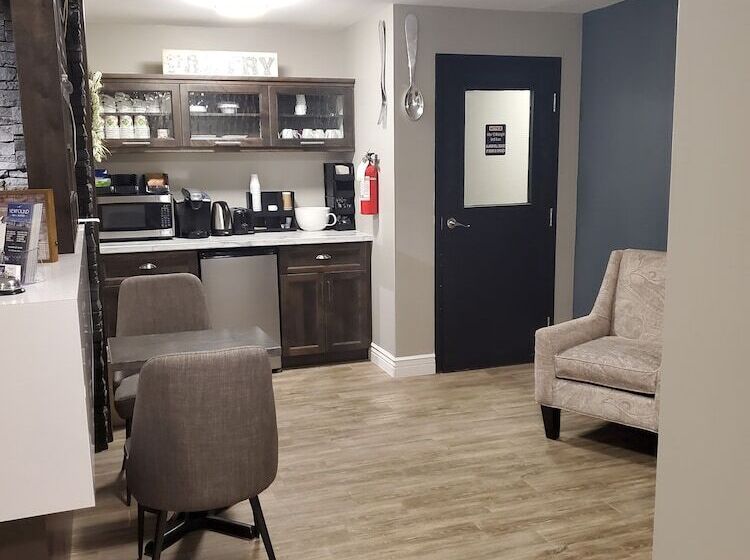 فندق على الطريق Newfound Inn & Suites