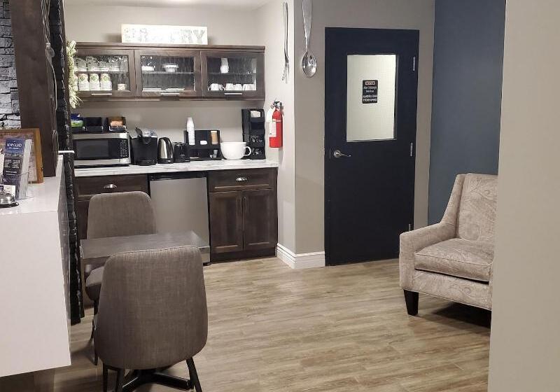 فندق على الطريق Newfound Inn & Suites