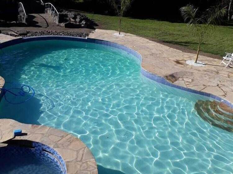هتل Brooks Lodge
