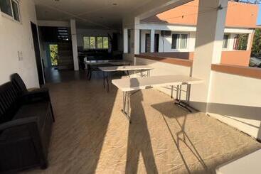 هتل Seabreeze Beach Lodge
