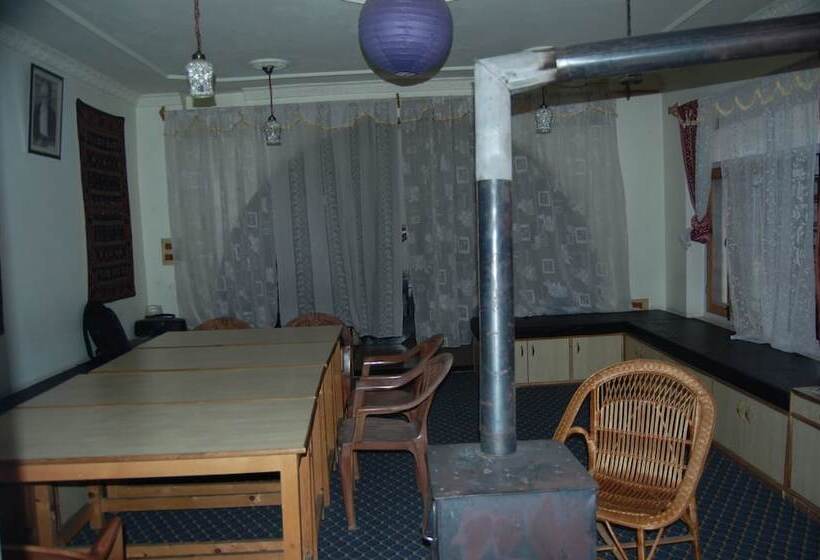 호텔 Calm Holiday Inn