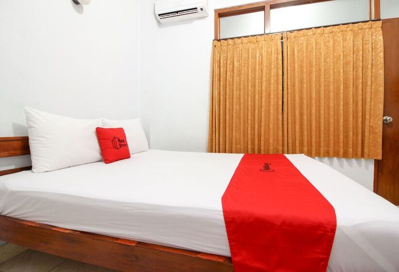 Отель Reddoorz Plus Near Alun Alun Selatan