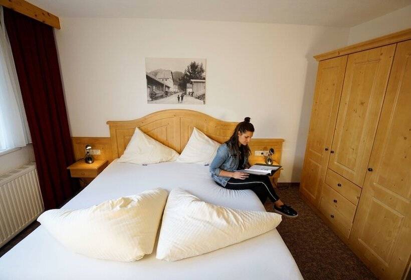 بنسيون Alpenstern Rooms & Suites