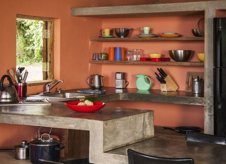 هتل Hix Island House