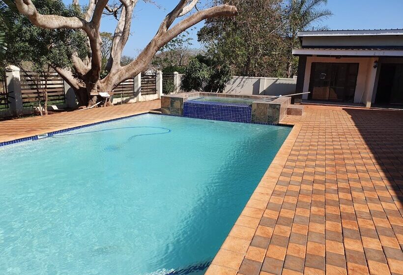 فندق Msitu Kwetu Lodge & Safaris
