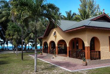 پانسیون Anse Kerlan Beach Chalets