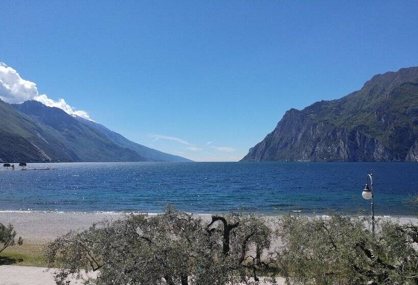 هتل Baia Azzurra   Lake Front