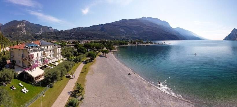 هتل Baia Azzurra   Lake Front