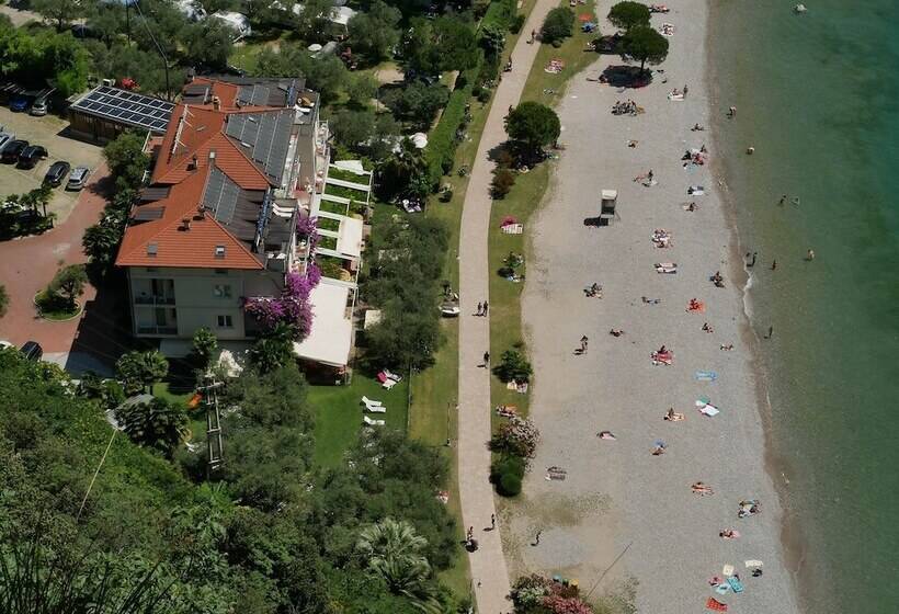 هتل Baia Azzurra   Lake Front