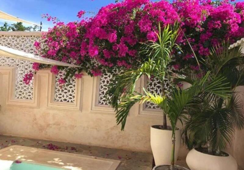 هتل The Villa Luxury Suites